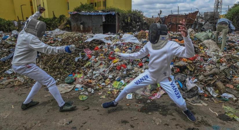 Az utcán, szeméthalmok között edzenek egy kenyai vívóklub tagjai: ki nem találja, milyen okból – galéria