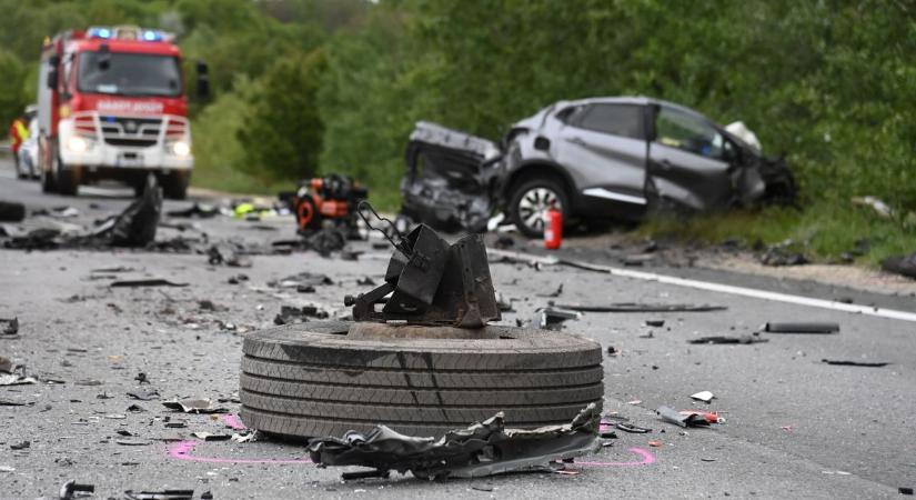 Halálos baleset a 6-os főúton, kamion és személyautó ütközött