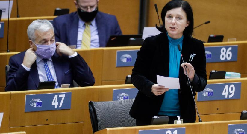 Vera Jourová EU-biztos szerint "nem túl eredeti" a magyar elnökség Trumpot idéző szlogenje