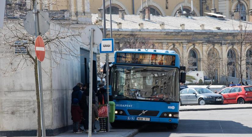 Több sérült is van: busz és autó ütközött Budapesten