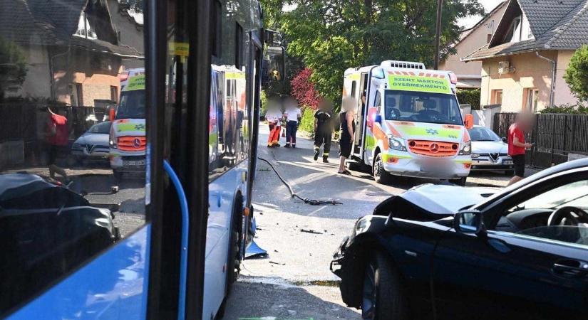 Borzasztó buszbaleset történt: több gyermek megsérült