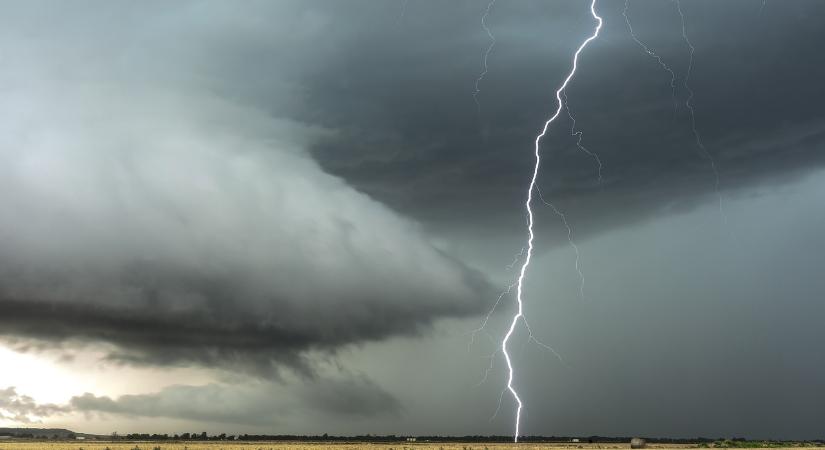 Komoly viharokra figyelmeztet a meteorológia, mutatjuk, hol csaphatnak le