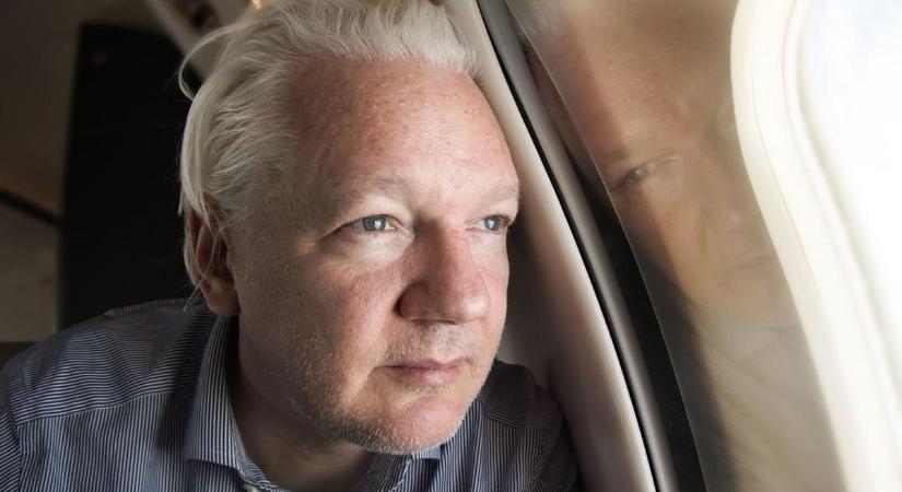 Szabadlábon hagyta el a bíróságot a WikiLeaks alapítója, Julian Assange – videó