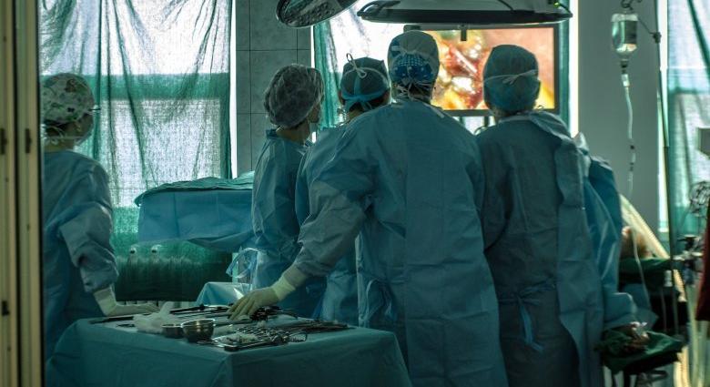 Kopogtat a jövő: robottal végeznének műtéteket a csíkszeredai kórházban