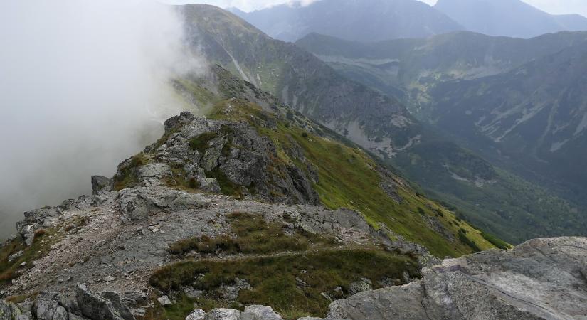 Lezuhant és meghalt egy turista a Tátrában