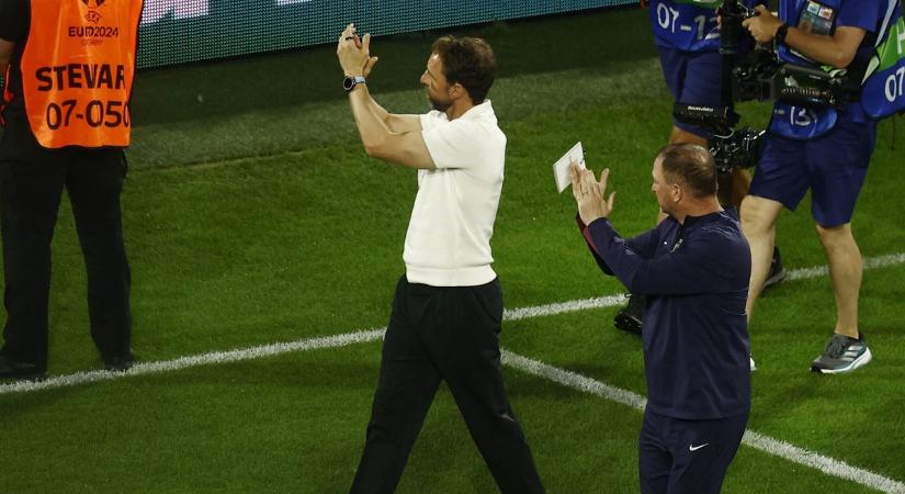 Southgate reagált arra, hogy megdobálták az angol szurkolók  videó