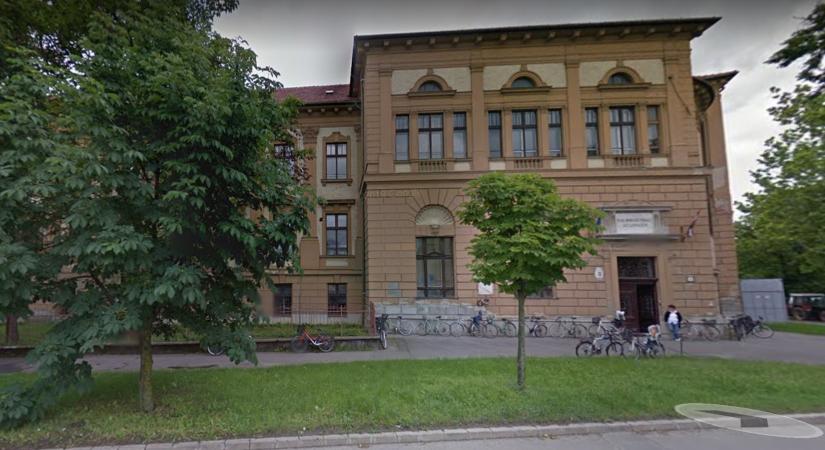 Diákok tüntettek a szentesi Horváth Mihály Gimnázium drámatagozatáért