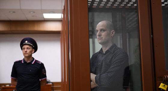 Bíróság elé állt Oroszországban a kémkedéssel vádolt amerikai újságíró, Evan Gershkovich
