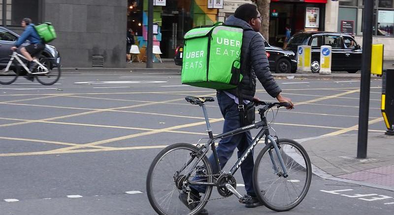 Személyes vásárlók lesznek az Uber Eats futárokból