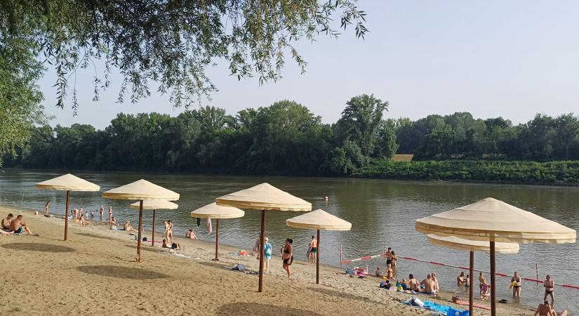 Csak hétvégén kell fizetni a parkolásért a Mindszenti Szabadstrandon