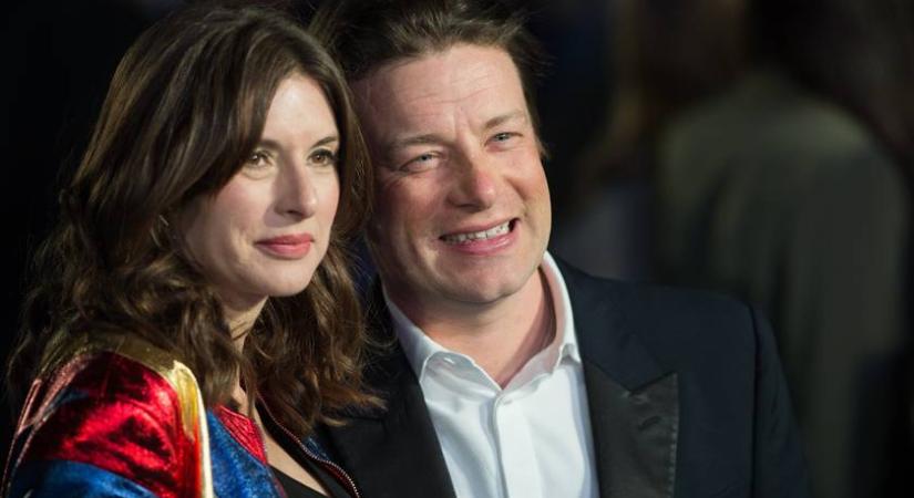 Jamie Oliver újra elvette feleségét 24 év után: Jools nem szokványos menyasszonyi ruhát húzott