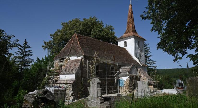 Újabb érdekes falképek kerültek elő a székelyföldi Szacsva középkori templomában