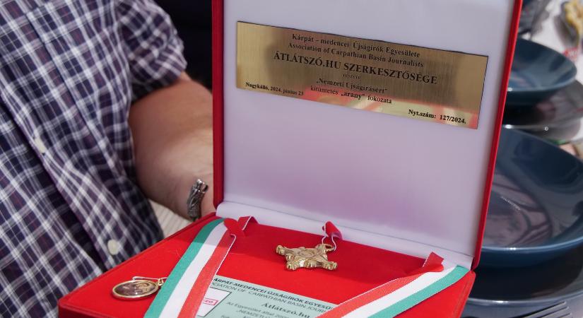 Nemzeti újságírásért-díjat kapott Szopkó Zita és az Átlátszó a Kárpát-Medencei Újságírók Egyesületétől