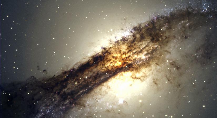 Egy kisebb galaxis bekebelezésével táplálta saját csillagfejlődését a Centaurus A galaxis
