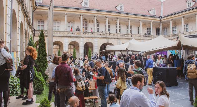 Kiállítás és pódiumbeszélgetés is várja a látogatókat a Kolozsvári Ünnepi Könyvhéten