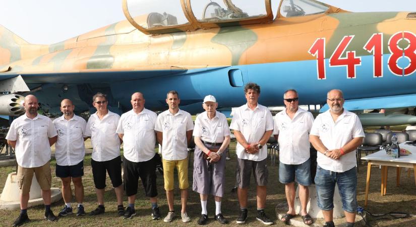 A magyar pilóták emlékét ápolja a keceli egyesület