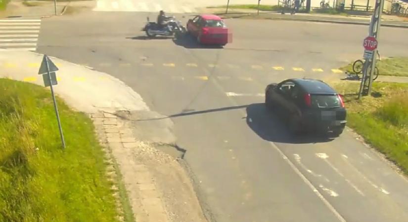 Videón, ahogy a motoros ütközik az autóssal Balmazújvárosban