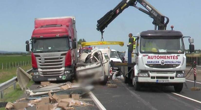 Kifolyt olaj, szabadtéri tüzek, kidőlt fák és súlyos baleset miatt vonultak a tűzoltók