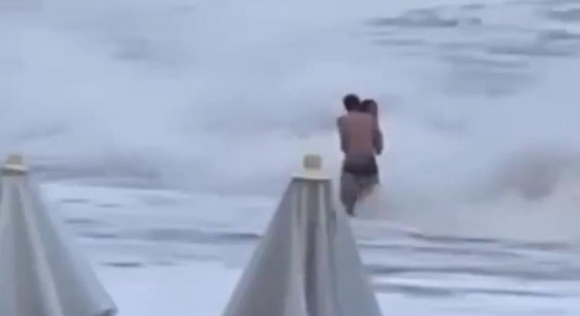 VIDEÓ: Viharos tengerben fotózkodott a turista – életét vesztette