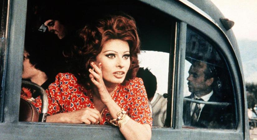 Odanézz, milyen helyes kamaszfiú már Sophia Loren magyar származású unokája, és ahogy zongorázik... (videó)
