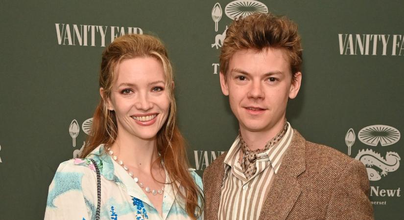 Az Igazából szerelem bájos kisfiúja, Thomas Brodie-Sangster felnőtt és feleségül vette menyasszonyát