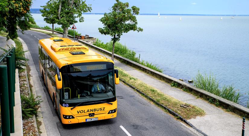 A Tihanybuszok a nyári szünetben sűrűbben közlekednek Balatonfüredig