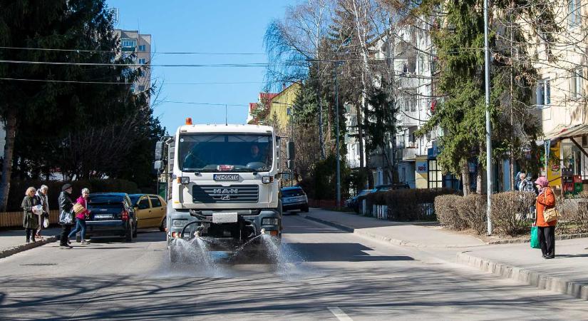 Sepsiszentgyörgyön az utcák folyamatos locsolásával enyhítik a kánikulai forróságot