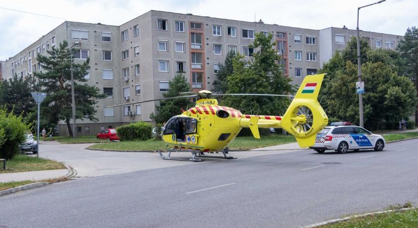 Ezért szállt le egy mentőhelikopter a tatabányai lakótelepen fotók