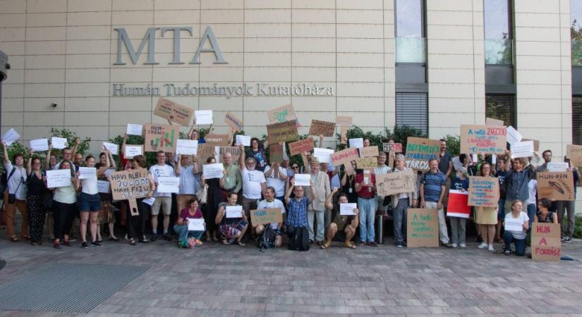 A legkvalifikáltabb flashmob: az Akadémiánál tüntettek béremelésért