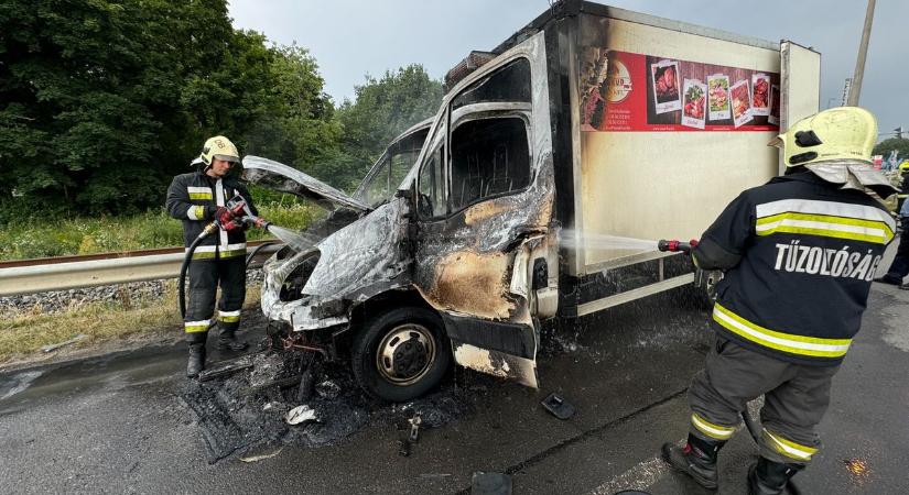 Kigyulladt egy kisteherautó Debrecennél – fotókkal