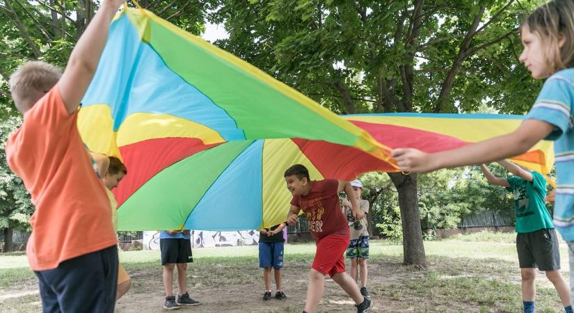 Aranyos nyári kavalkád száznyolcvan diákkal