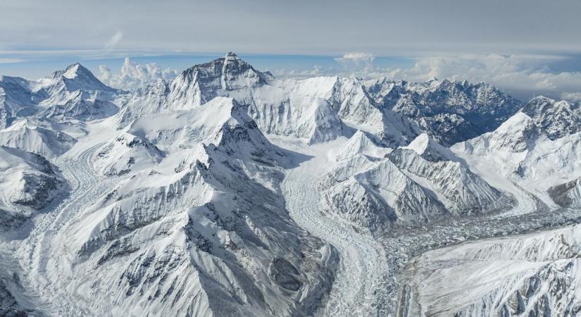Olvad jég a Mount Everesten, egyre több holttest kerül elő