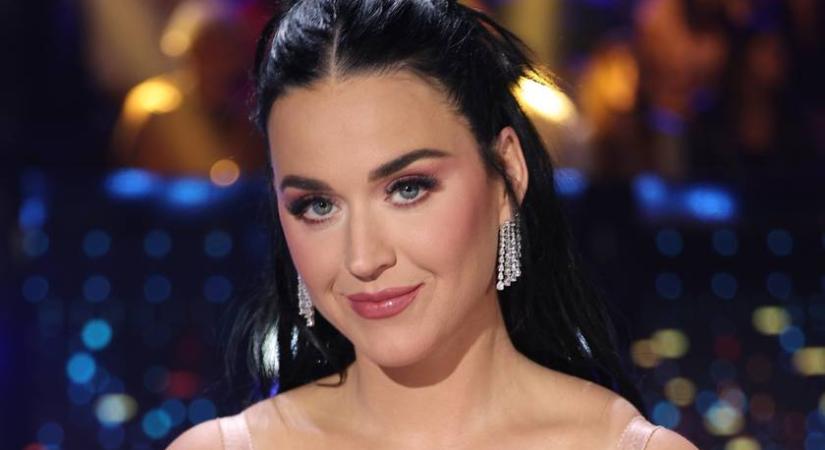 Katy Perry melltartó nélkül lépett az utcára: meztelen felsőtestét csak egy nyitott kabáttal takarta