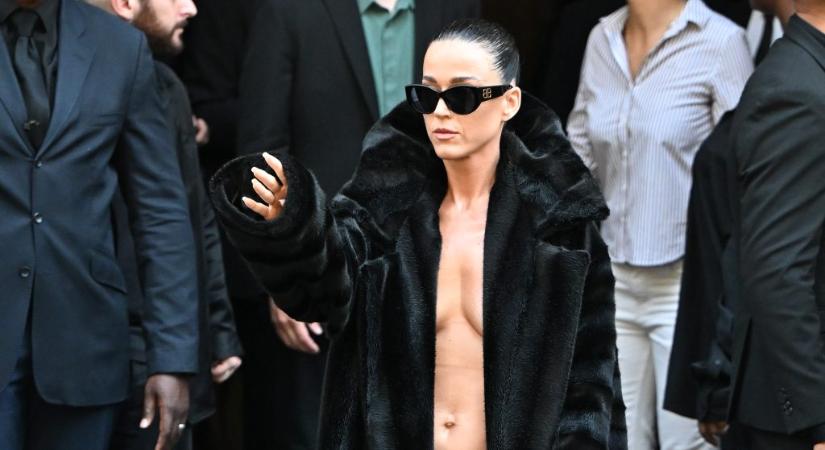 Szakadt harisnya és szétnyílt szőrmebunda – nagyjából ennyiből állt Katy Perry szettje a párizsi divathéten