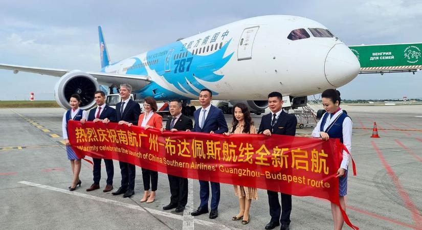 Történelmi nap: már Budapesten a Kantonból érkezett repülő, ami az ötödik légijárat lesz Kína és Magyarország között
