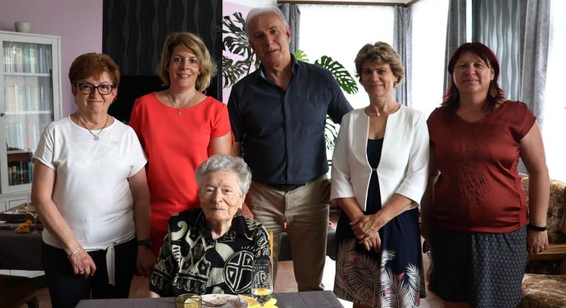 Őri Sándorné Juliska nénit, Répcelak egykori lakóját köszöntötték 90. születésnapján