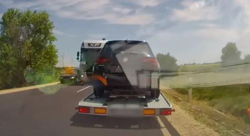 Hajszálon múlt, hogy egy kamionos mindenkit letaroljon a 4-es úton – videó