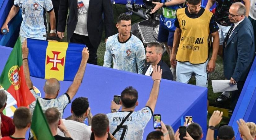 A lelátóról ugrott majdnem Ronaldo nyakába a hibbant drukker (videó)