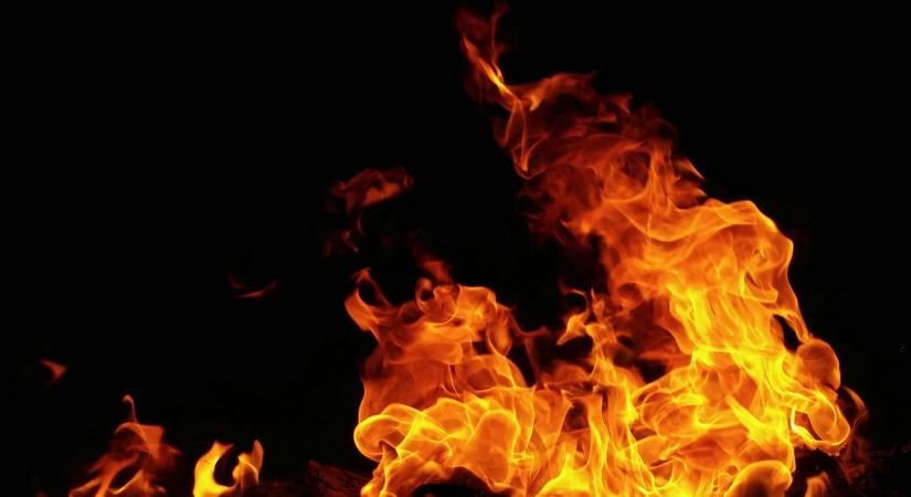 Iszonyatos hír jött Hajdú-Biharból, direkt gyújtotta a gyerekeire a házat az anya
