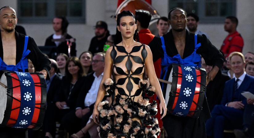Katy Perry egyre vadabb szettekben tündököl, most szinte ruha nélkül lépett az utcára