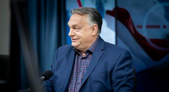Orbán Viktor megint asztalt borított Brüsszelben