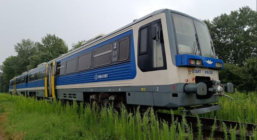 Vonat és autó ütközött egy jelzőlámpa és sorompó nélküli kereszteződésben  képek
