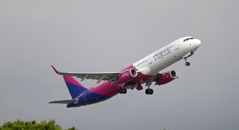 Belecsapott a villám a Wizz Air repülőgépébe, egy utas videóra vette a rémisztő esetet