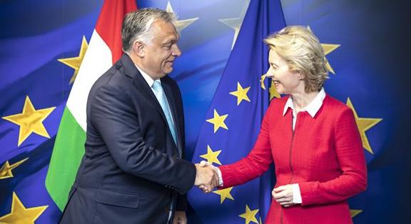 Ursula von der Leyen nem jön júliusban Budapestre, Orbánt Viktort pedig nem fogadja az EP