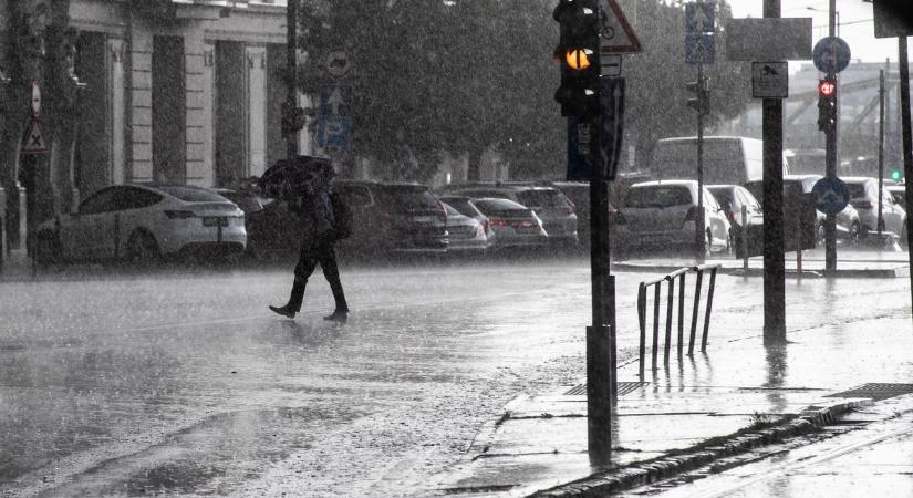 Folyókká változtak a szentendrei utcák a hatalmas viharban: bútorokat is magával vitt a hömpölygő víz - videó