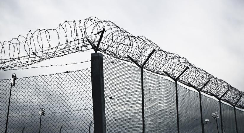 Csoportos bántalmazás a miskolci börtönben: a videón jól látható, hogy bántak a fogvatartottal