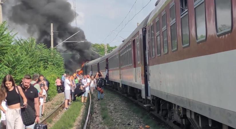 Borzalmas káosz, többen meghaltak: busszal ütközött egy Budapestre tartó vonat – Videó a helyszínről, ahol még most is tombolnak a lángok