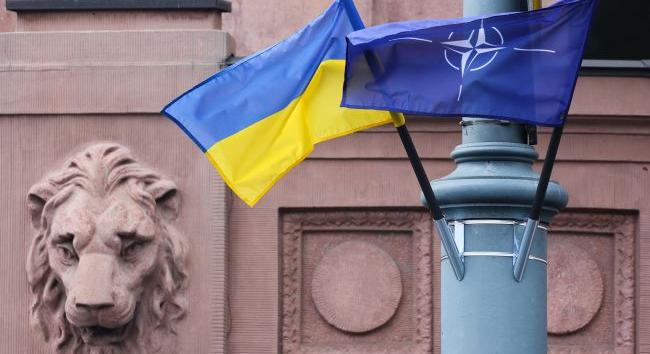 A NATO Ukrajna évi 40 milliárd eurós támogatásról tárgyal – Bloomberg