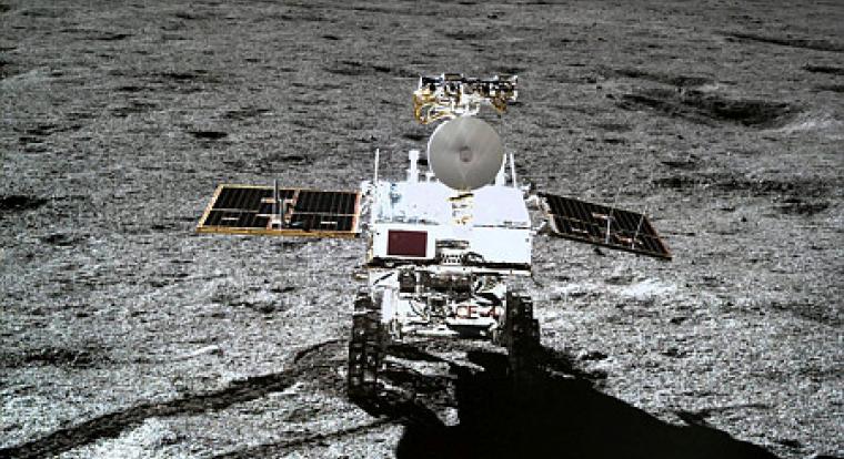 Felvételen látható a Holdról hazatért kínai űrszonda felnyitása