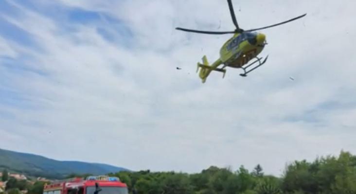 Földbe csapódott egy siklóernyős Pilisszentkereszten: súlyos sérülései miatt mentőhelikopterrel szállították kórházba - videó
